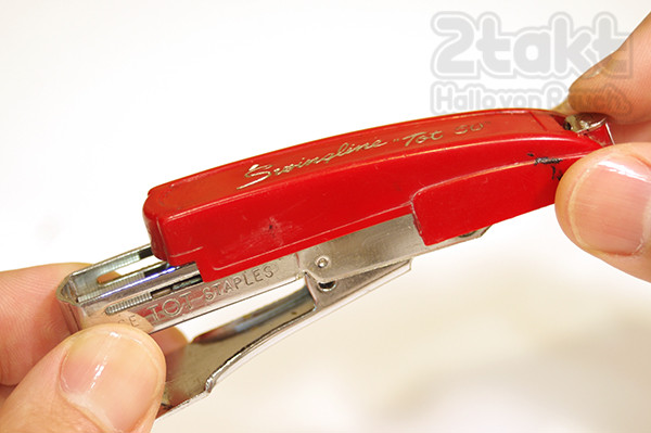 Swingline ステープラーの針の補充方法 2takt Store Swingline ステープラーの針の補充方法 2takt Store