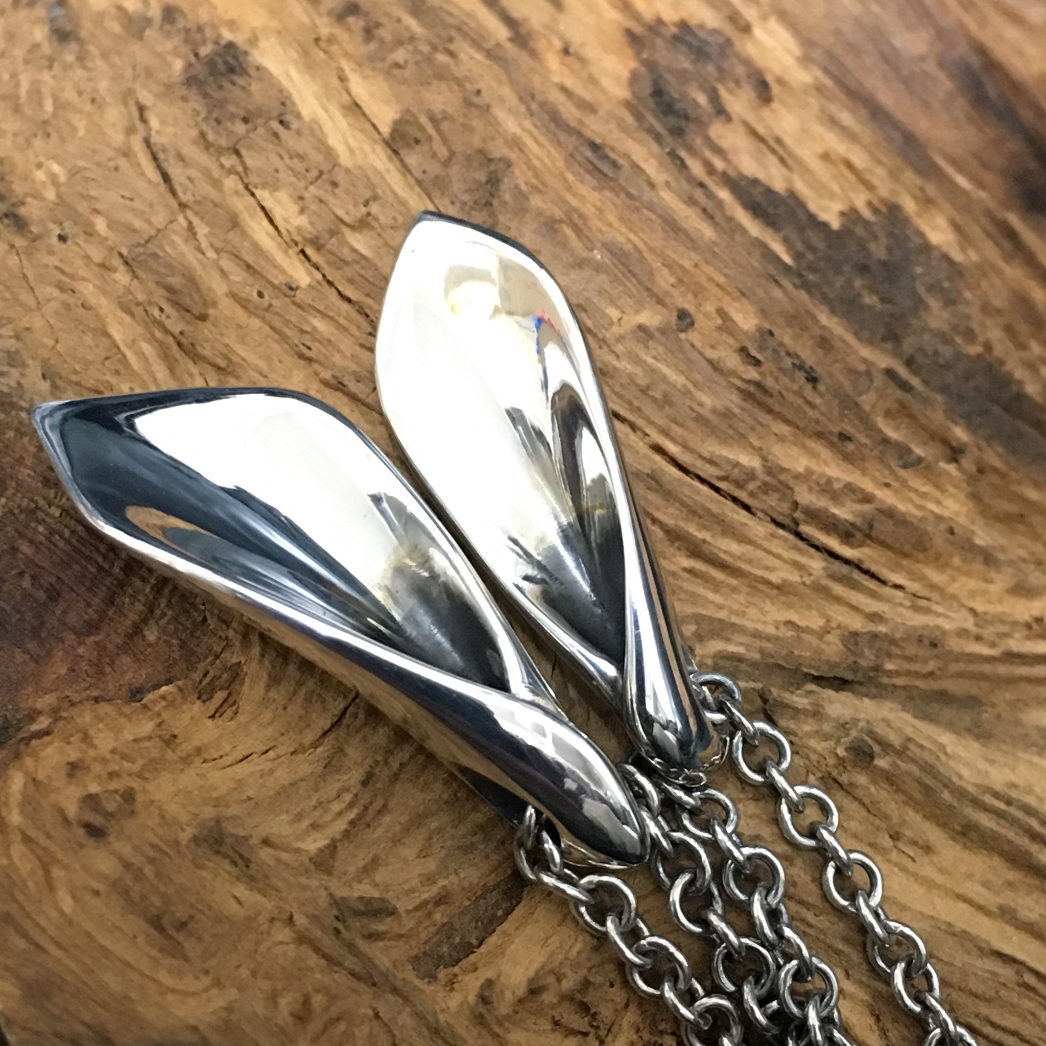 合わせるとハートのシルエット 幸福 というしずくを受けとめるリーフモチーフ シルバーペンダント Veiledgrace