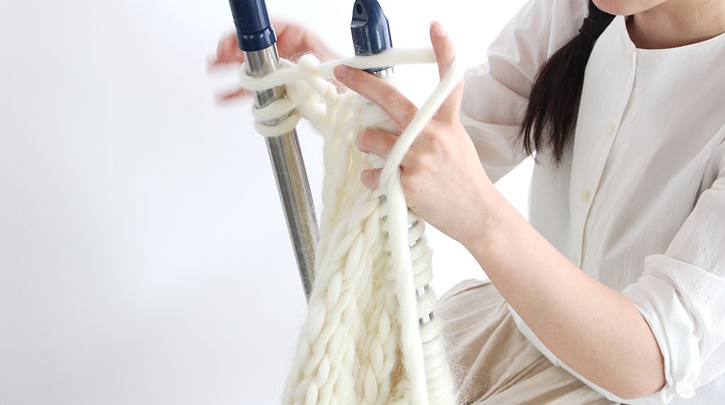 【No.7】の糸を使って、縄のように太い糸で編む【チャンキーニット】のご紹介です。 | AND WOOL