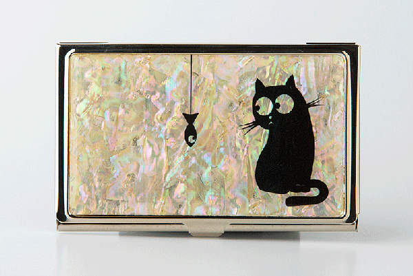 猫好きがププッと笑う猫のタマと煮干しがデザインされた天然貝の名刺入れ 天然貝のキラキラ螺鈿アート雑貨 print creative