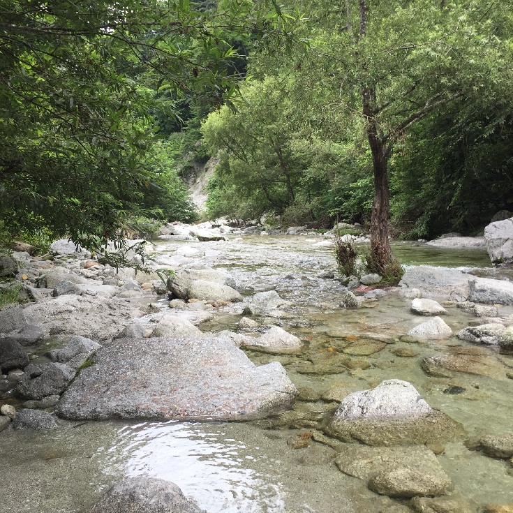 水の綺麗な渓谷で水晶を浄化 ｊewelry Studio Umi