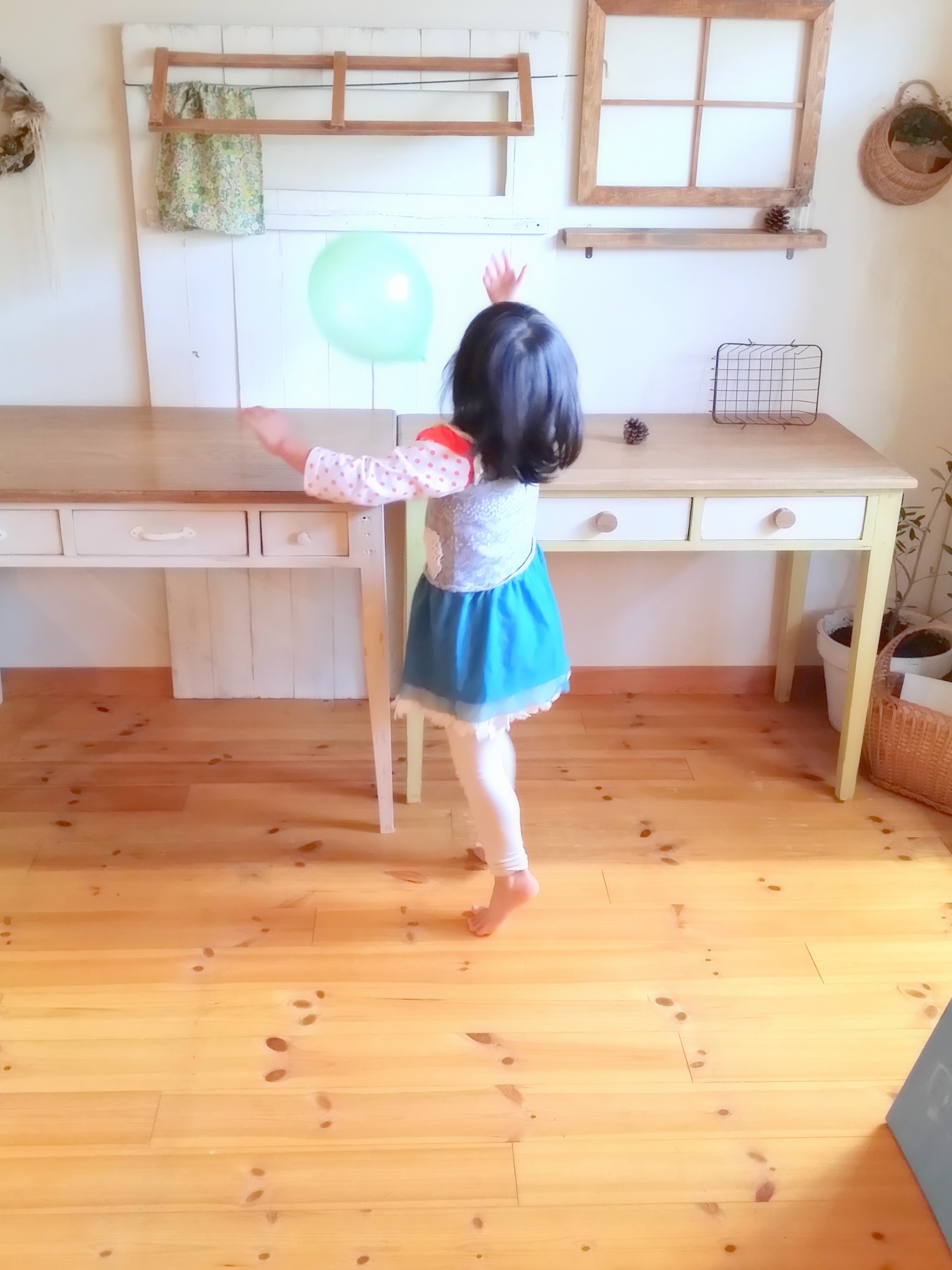 おしゃれで可愛いナチュラルな北欧色の木の机をオーダーメイド出来るアトリエ 大阪