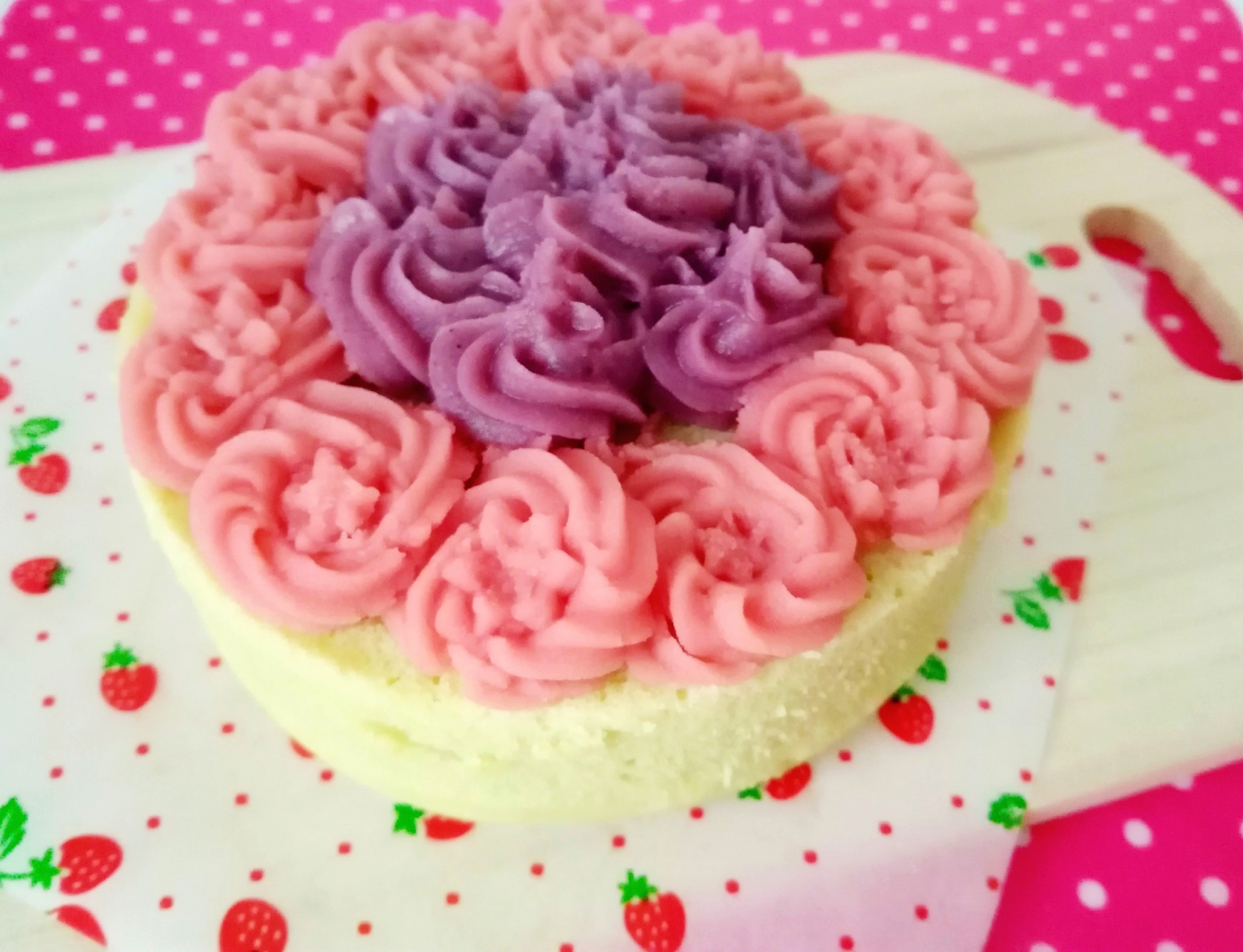 春らしい鮮やかなグリーンの生地に紅色と紫色のお花を咲かせた犬用ケーキ 春のお花見にいかがですか 犬のケーキ ラッピング 月子カフェ 春らしい鮮やかなグリーンの生地に紅色と紫色のお花を咲かせた犬用ケーキ 春のお花見にいかがですか 犬のケーキ ラッピング 月子カフェ