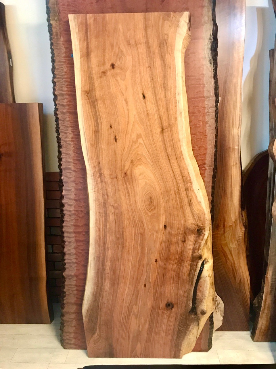 New 浅草店にクルミ一枚板が入荷しました 無垢一枚板テーブル専門店 千年家具