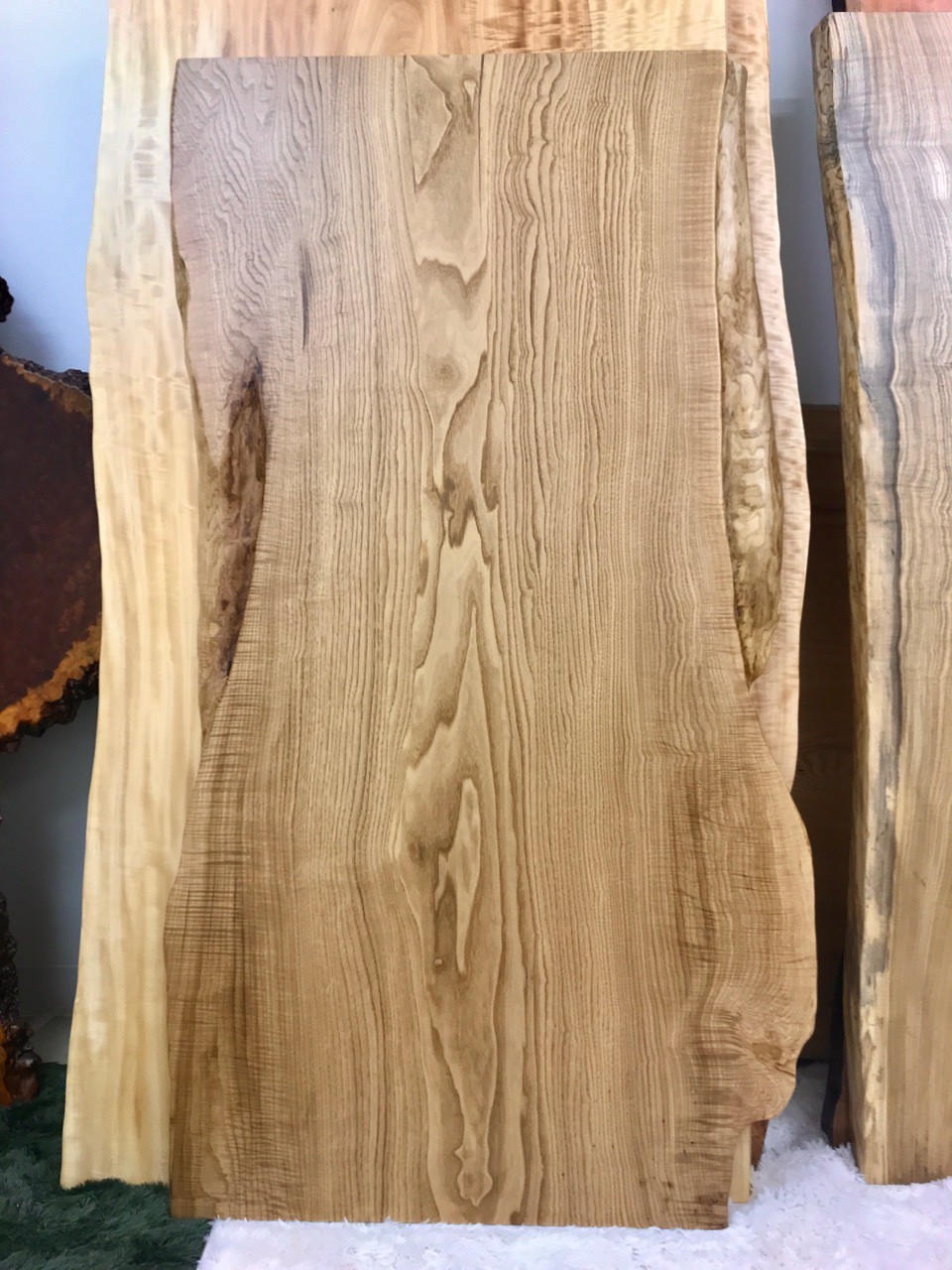 New 新宿店にクリの一枚板が入荷しました 無垢一枚板テーブル専門店 千年家具 在庫00枚以上 ウォールナット 栃 ブビンガ Slab Team