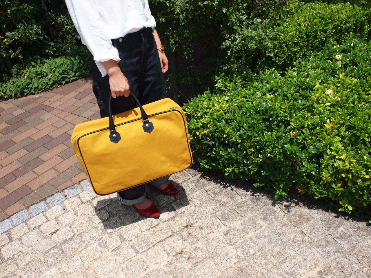 女の子と大きなバッグ そのギャップが可愛さを引き立てる Pagot 兵庫 西脇の鞄職人が作るバッグブランド