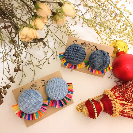 デニムくるみボタンの西海岸風ピアス カラフルフリンジピアス Seajua