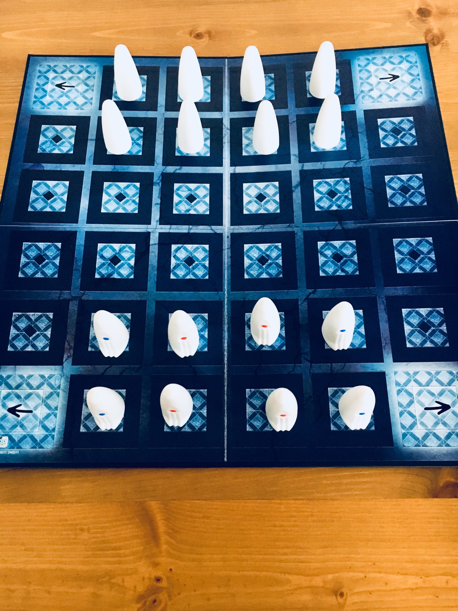 今話題のボードゲームで2人の時間を盛り上げよう ガイスターはドイツ発祥の2人用ボードゲームです 木のおもちゃとボードゲームのkimi