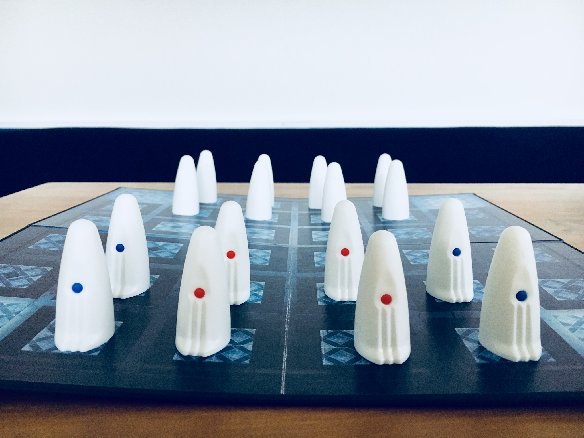 今話題のボードゲームで2人の時間を盛り上げよう ガイスターはドイツ発祥の2人用ボードゲームです 木のおもちゃとボードゲームのkimi