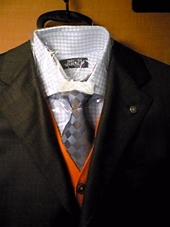 ベストが無くても綺麗ですが オレンジのさし色もアリですね クルチアーニよりノーブランド Tie Shop Momoca