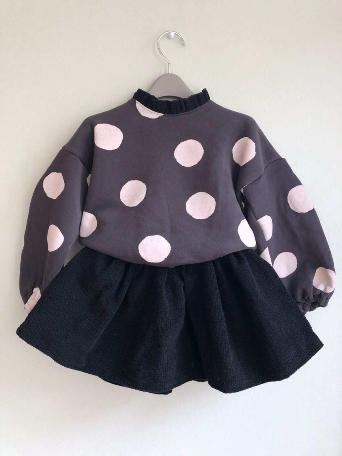 トレーナーとスカートのバランスが絶妙 大きめの水玉柄がかわいいワンピース 韓国子供服 Pom