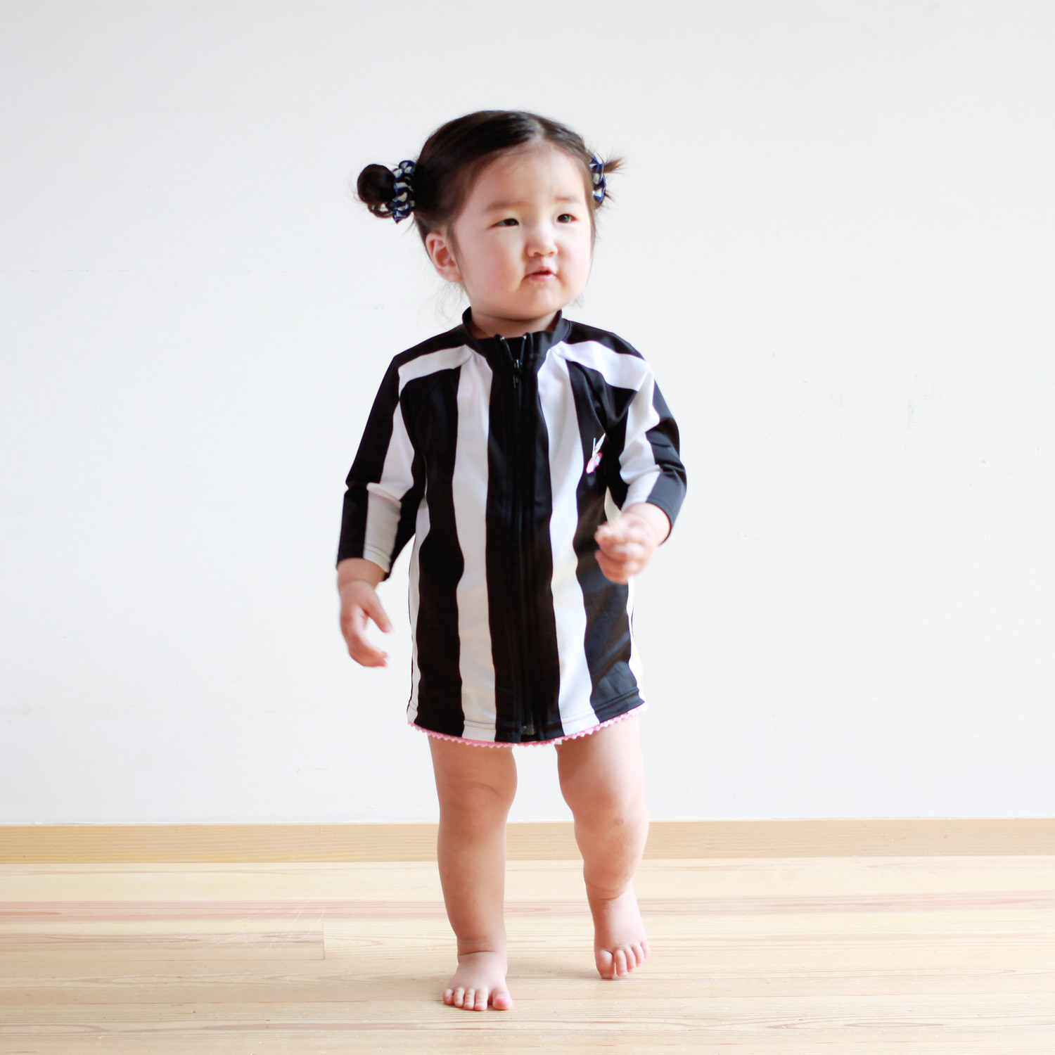 よちよち時期の赤ちゃんが ワンピースみたいに着るのが最高にキュート キッズラッシュガード Wacco ワッコ おやこの水着 公式