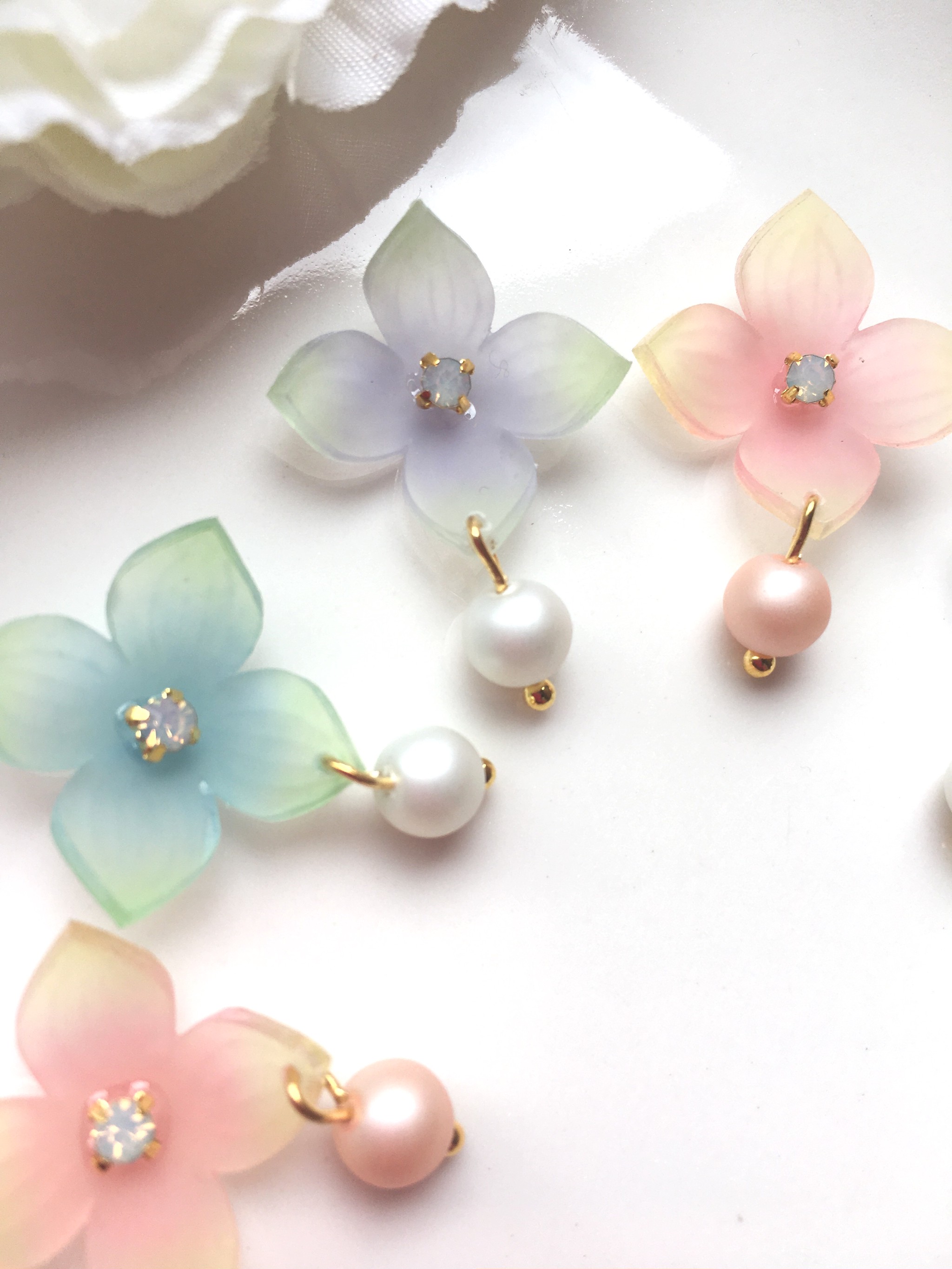ふんわりパステルカラーの紫陽花パールピアス イヤリング プラバンを使ったピアスやイヤリングなどのアクセサリーrenge レンゲ