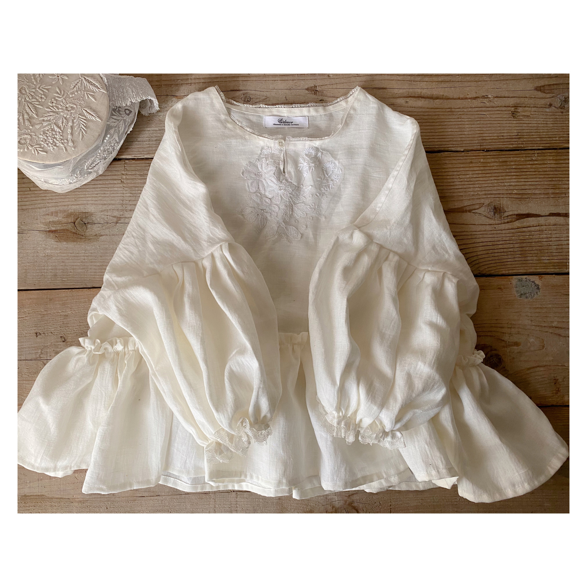 白リネンの裾フリルブラウスと雲の襟ワンピース Decor