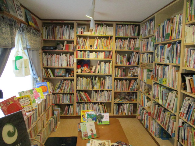 札幌市の絵本屋さんでも絵本 ぶひ のぶひ を置いてもらっています かわいい絵本 グッズのnagaitoshi