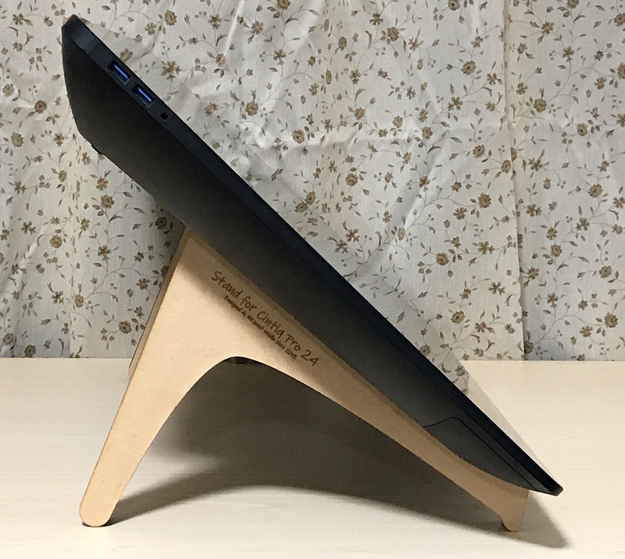 Cintiqpro24の傾斜角上げスタンド42度傾斜版発売しましたー Mt West Studio Cintiqpro24の傾斜角上げスタンド42度傾斜版発売しましたー Mt West Studio