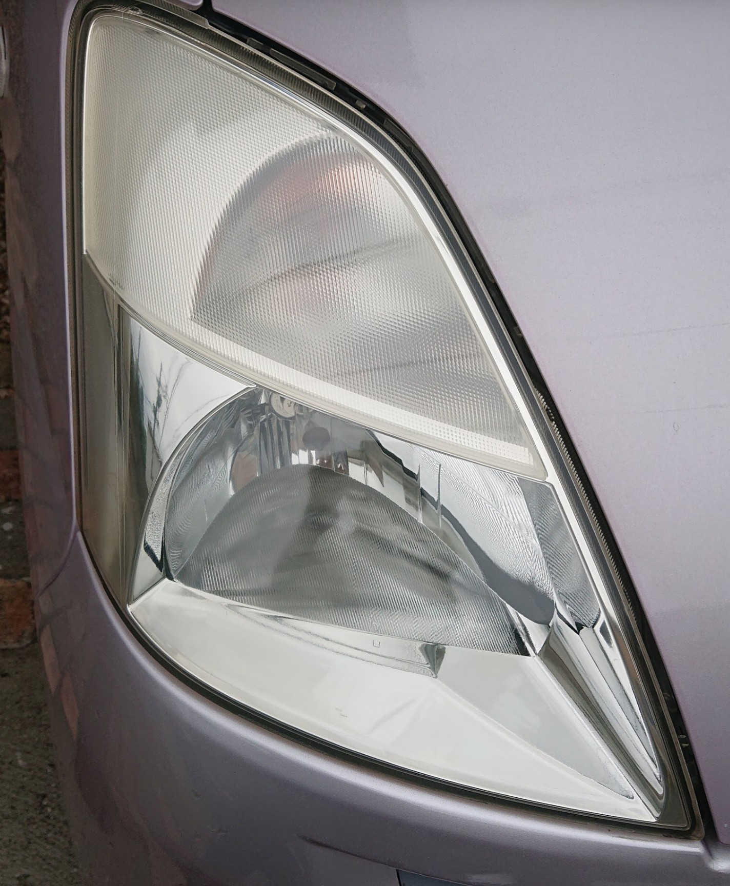 ヘッドライトの黄ばみはお車を老けさせる 株式会社レスキュー