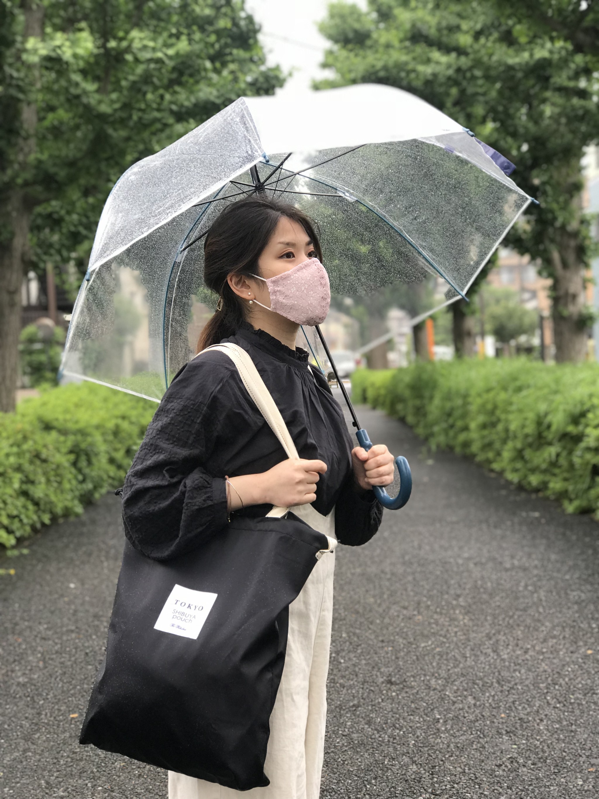 雨の日の買い物は快適に レインバッグ レースインナーマスク を梅雨コーデ Tokyo Shibuya Pouch Be Fabulous ビーファビュラス 雨の日の買い物は快適に レインバッグ レースインナーマスク を梅雨コーデ Tokyo Shibuya Pouch Be Fabulous ビーファビュラス