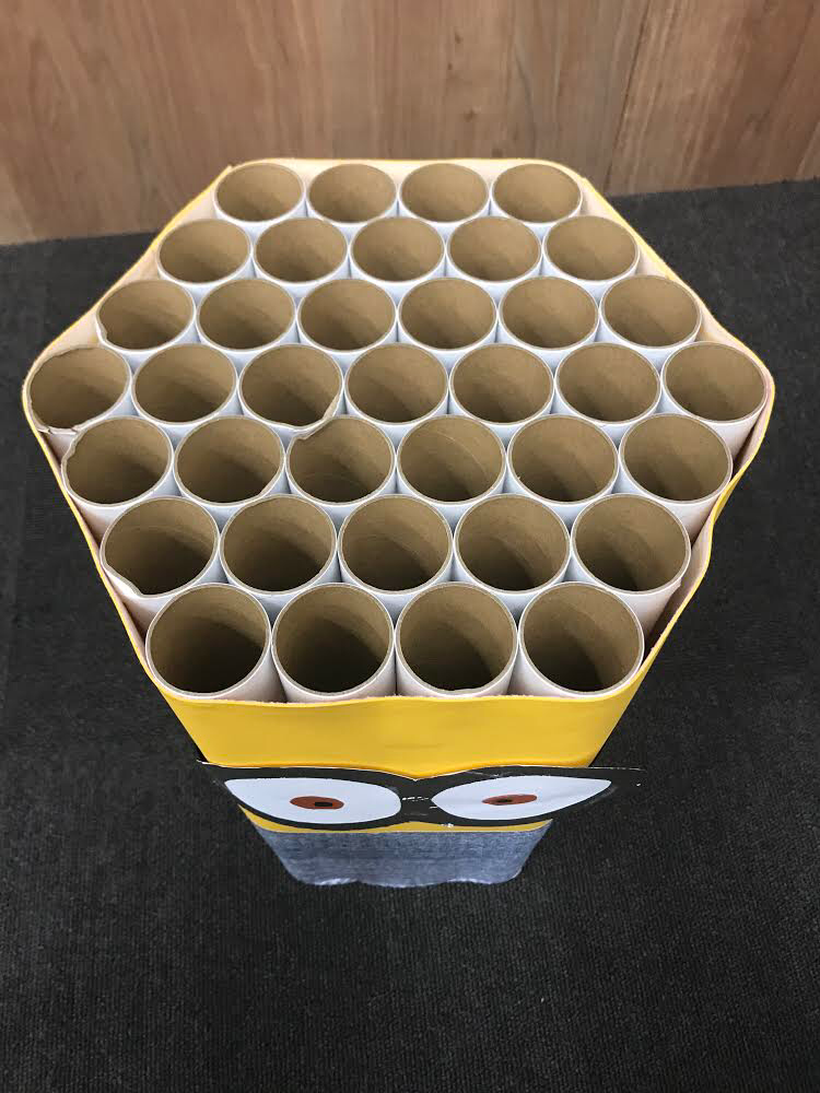 白紙管を使った工作 ミニオンの椅子 まるつつカンパニー 白紙管を使った工作 ミニオンの椅子 まるつつカンパニー