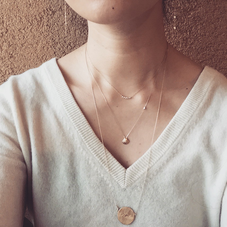 出産祝いや記念日のギフトに ゴールドの名入れペンダント Carry Your Love Yuka Hojo