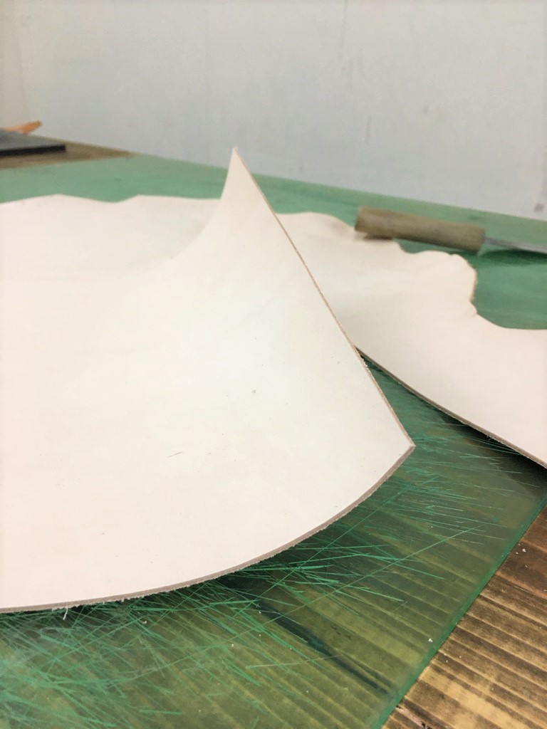 印刷テスト用の革を裁断 革の巻き癖をとる作業をしました Tuda 印刷テスト用の革を裁断 革の巻き癖をとる作業をしました Tuda