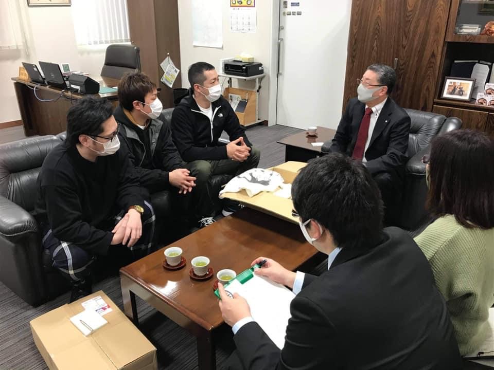 中泊町役場 町長室で 社中