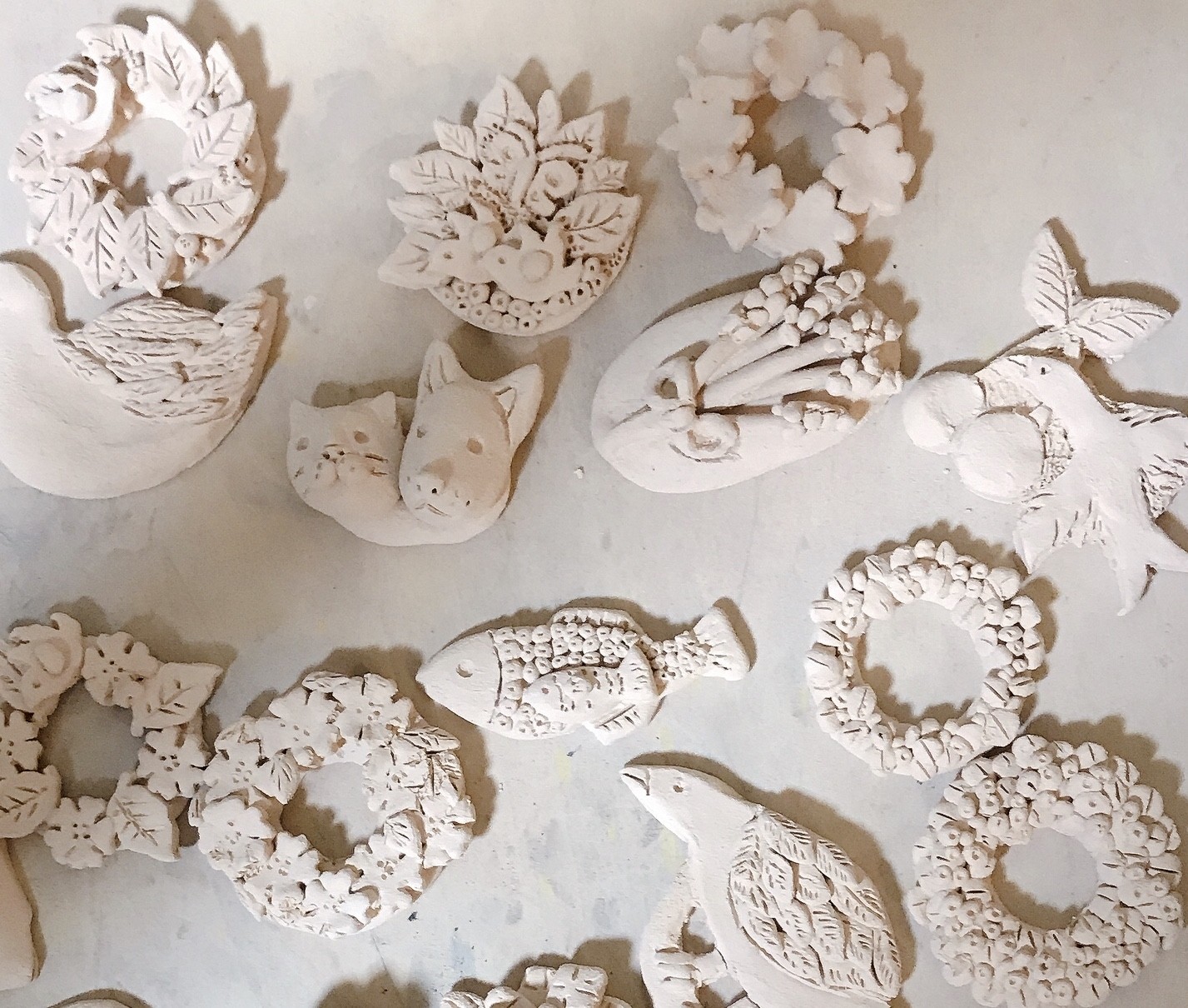 陶器ブローチの制作中です 花と動物の陶器雑貨 陶器ブローチの制作中です 花と動物の陶器雑貨
