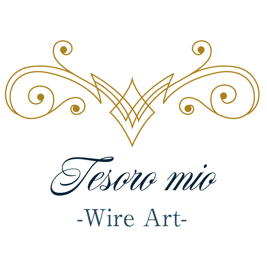 シンプルな白tシャツに ビビットカラーのネックレスひとつで かっこよくおしゃれに 天然石ワイヤーアートジュエリー Tesoro Mio シンプルな白tシャツに ビビットカラーのネックレスひとつで かっこよくおしゃれに 天然石ワイヤーアートジュエリー Tesoro Mio