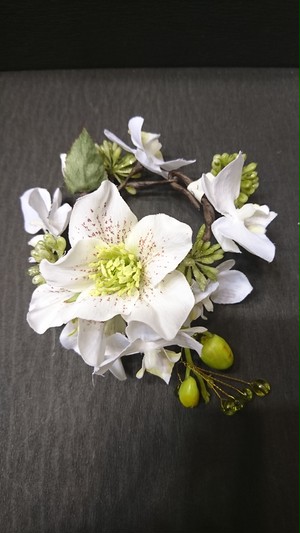 クリスマスローズの小さな花冠