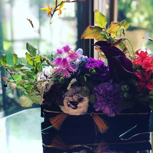 黒竹籠の花贈り