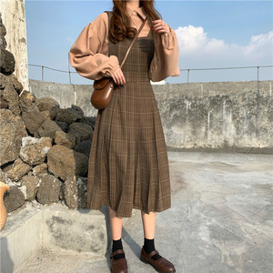 レトロ風のブラウスとチェック柄ワンピースのセットコーデ 韓国レディースファッション通販 Keatc ケット シー