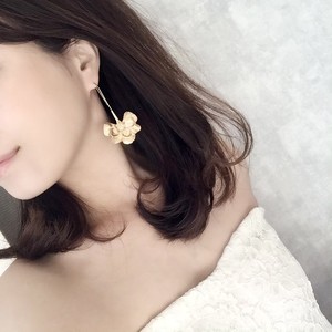 Une ゴールドフラワーピアス Muguet Jewel オシャレな大人花嫁のウェディングアクセサリー 大ぶりピアス イヤリング Une ゴールドフラワーピアス Muguet Jewel オシャレな大人花嫁のウェディングアクセサリー 大ぶりピアス イヤリング
