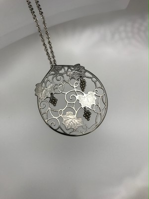 チタン透かし彫りペンダント兼ブローチ 葡萄 チタン透かし彫りペンダント兼ブローチ 葡萄