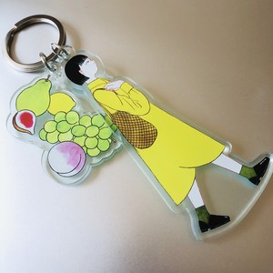 果物を買いに行く人のキーホルダー