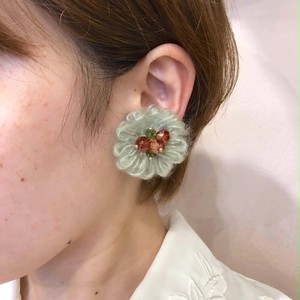 緑のふわふわお花とビーズの ピアス イヤリング Dua アクセサリーパーツショップ