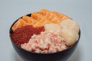 (4〜5人前)海鮮丼・優 サーモン・いくら・ほたて・かに入り (4〜5人前)海鮮丼・優 サーモン・いくら・ほたて・かに入り