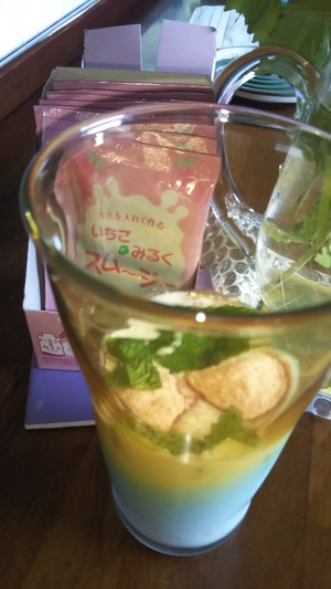 税込～いちごスムージーでアイスをつくる  庭のミントを加えて  牛乳とシェイクする事で 美味しいスムージーに なります。　 朝食の一品に。 お子様のおやつに。 　