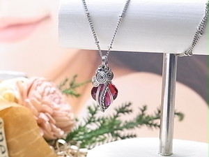 小振りでユニークなネックレス スワロフスキーバロック＆ワイヤー（160191 ルビー）