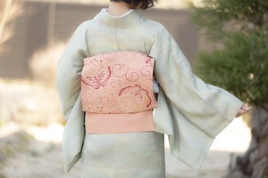 モーブピンク花唐草に蝶の柄 名古屋帯 モーブピンク花唐草に蝶の柄 名古屋帯