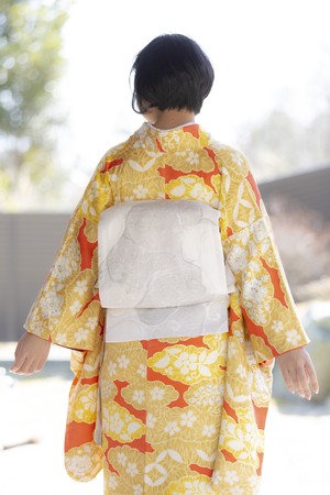 オレンジ地に山吹色の絞り風手書きの椿小紋 オレンジ地に山吹色の絞り風手書きの椿小紋