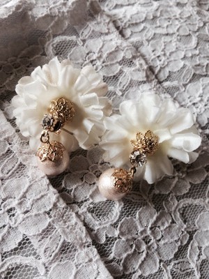 バックチャームコットンパールピアス