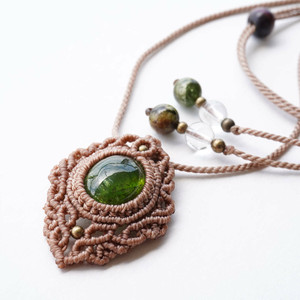 グリーントルマリン マクラメ編みネックレス まがたまworld通販部 独自の診断技術と勾玉ネックレスやブレス通販