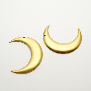 三日月モチーフ メタルパーツ ホール有り 真鍮製 Usa製 33x28mm 左右1ペア 輸入アクセサリーパーツ 雑貨 Kiraline キラリネ