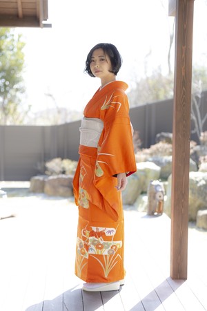 鮮やかなオレンジに流水文様と草花付け下げ 鮮やかなオレンジに流水文様と草花付け下げ