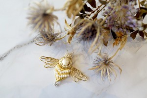 【刺繍ブローチ】BEE! gold.