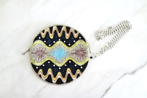 【刺繍ラウンドポーチ】 "UNIVERS!"