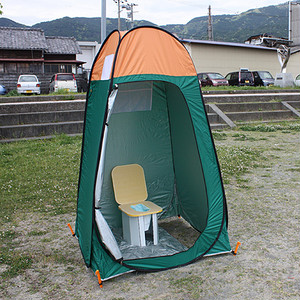 「テントイレ」 簡易テントと簡易トイレがセットになりました。災害時の防災用具として、キャンプやレジャーの更衣室としてご利用いただけます。 「テントイレ」 簡易テントと簡易トイレがセットになりました。災害時の防災用具として、キャンプやレジャーの更衣室としてご利用いただけます。