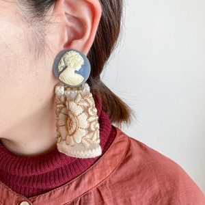 ブルーカメオと白いお花の刺繍リボンドレス ピアス イヤリング Dua アクセサリーパーツショップ