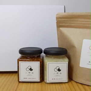 かわいい箱入り!天然醸造麦味噌と糀調味料セット