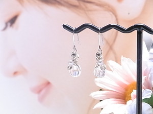 小振りなスワロフスキーのワイヤーラッピング ピアス＆イヤリング（163137 クリスタルAB＆シルバー）